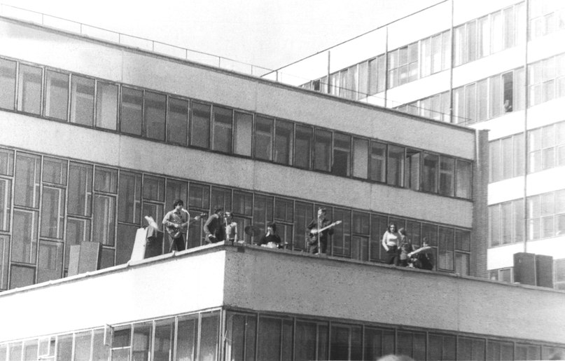 Музыканты на крыше университета