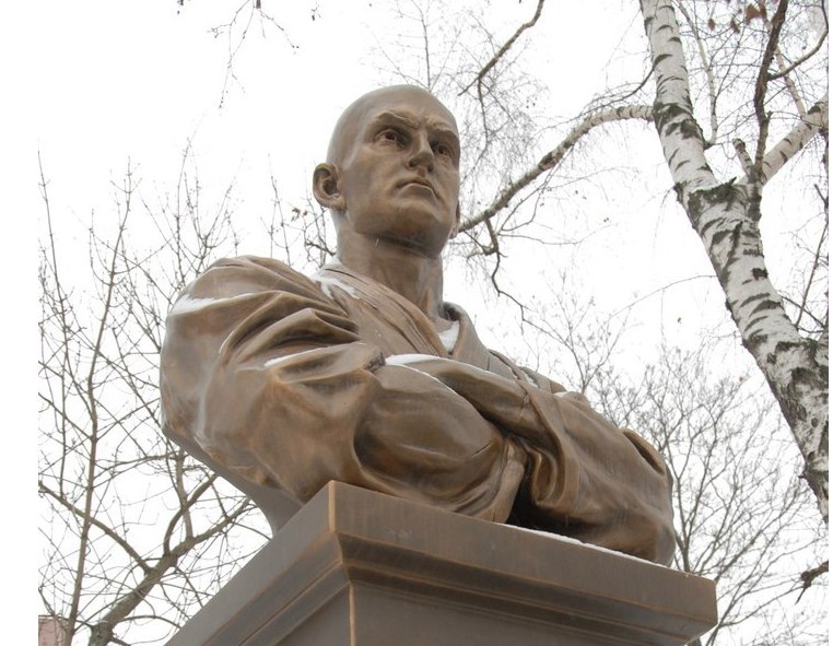 Памятник Василию Ощепкову на Аллее славы РГУФКСМиТ