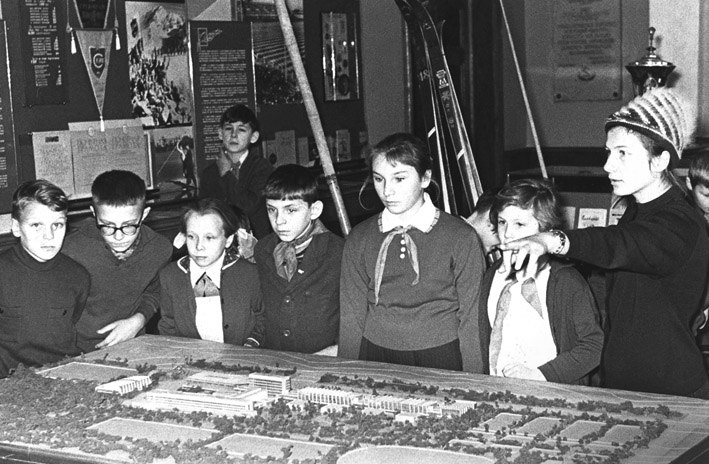 Экскурсию для школьников ведет студентка института, 1965 год