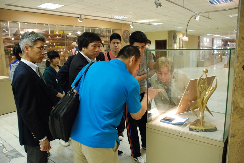 Гости из Японии изучают экспонаты музея РГУФКСМиТ